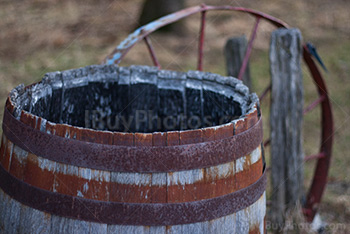 Vieux tonneau style western avec une roue