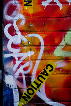 Ruban de signalisation sur mur de graffiti