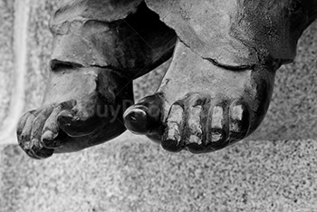 Pieds d'une statue en photo noir et blanc