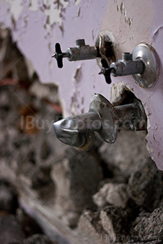 Vieux robinet et toyauterie sur un mur