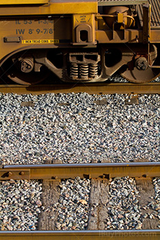 Rails et roues de wagon avec du gravier