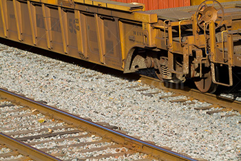 Wagon sur des rails avec du gravier