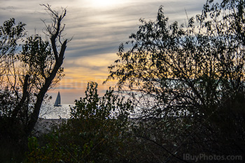 Voilier sur mer au coucher de soleil