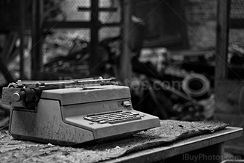 Vieille machine à écrire sur un bureau, photo noir et blanc