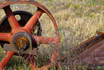 Roue en métal rouillée dans herbe