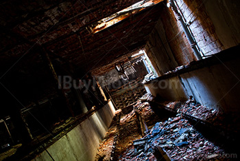 Intérieur de bâtiment en briques abandonné avec débris sur le sol