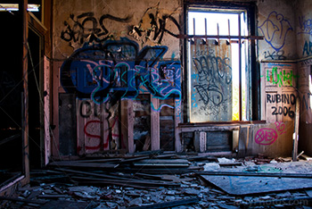 Chambre en ruines avec graffiti sur les murs, maison abandonnée