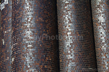 Cheminées d'usine avec des plaques d'ardoise carrées