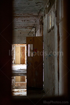 Couloir inondé dans école abandonnée