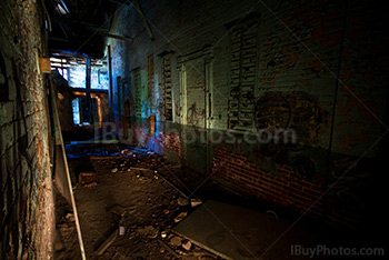 Couloir sombre dans bâtiment abandonné