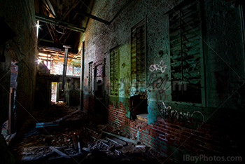 Couloir dans usine abandonnée avec murs qui s'écroulent