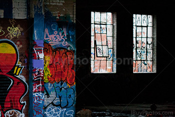 Graffiti sur murs et fenêtre dans usine abandonnée