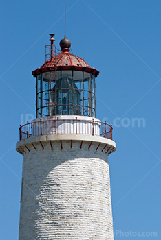Tour de phare avec sa lanterne, sur ciel bleu