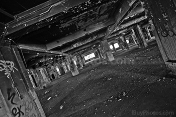 Piliers de soutien dans parking abandonné, photo noir et blanc