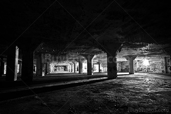 Parking sous-terrain avec piliers, vue perspective en noir et blanc