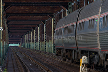 Pont métallique avec train et wagons