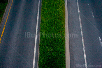 Autoroute avec terre-plein central avec herbe et marquage au sol