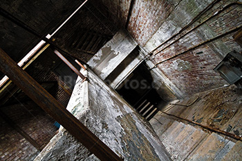 Escaliers dans bâtiment abandonné avec des murs de briques