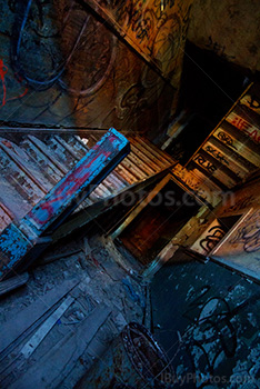Portes et escaliers dans maison abandonnée
