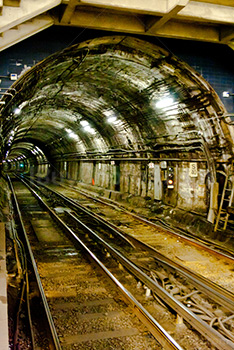 Tunnel de métro avec rails et câblages et lumières