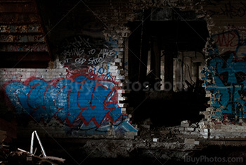 Trou dans mur de briques dans bâtiment abandonné